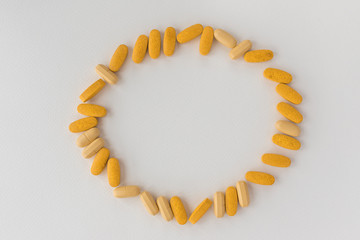 Obraz premium Healthy frame with Pharmaceutical medicine pills, tablets and capsules on bright light white background. Medicine creative concepts. medical pattern, top view, flat lay. Copy spac