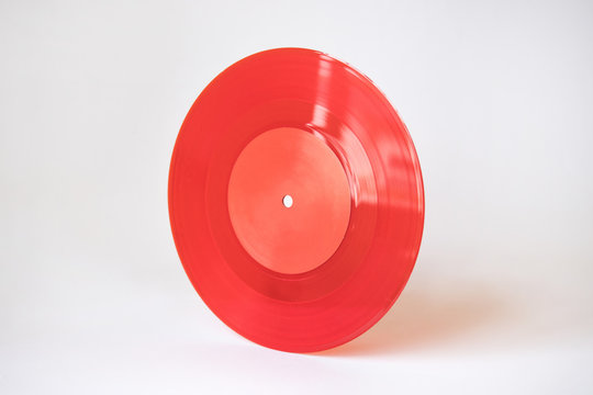 Mockup de disco de vinilo rojo con pegatina