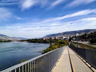 Obraz premium Walking along the paths of the North Thompson river in Kamloops, british columbia on a beautiful sunny fall day
