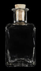 Kleine durchsichtige Glasflasche vor schwarzem Hintergrund.