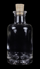 Kleine durchsichtige Glasflasche vor schwarzem Hintergrund.