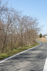 曲がった細い道