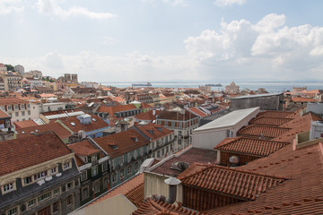 Fototapeta na wymiar Lissabon, Portugal: Blick auf die Altstadt Alfama und Baixa mit Kathedrale, Triumpfbogen an der Praça do Comércio und den Fluss Tejo