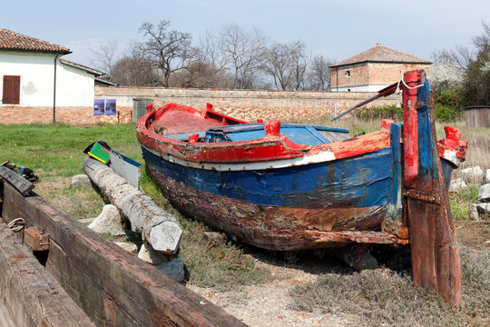 Venezia. Isola del Lazzarettp Nuovo. con barca da lavoro Bragozzo, per restauro