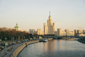 Fototapeta na wymiar Moscow skyscrapper and river