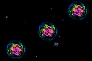 Plano detalle de pompas de jabón sobre un fondo negro 