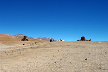 Fototapeta na wymiar Voitures tout terrain dans le désert d'Atacama