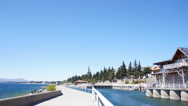 muelle sobre lago zul