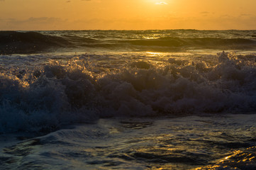 Obraz premium Amazing sea sunset, the sun, waves, clouds