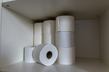 Vorrat an Klopapier wegen Corona in Deutschland nach Hamsterkauf zeigt deutsche Reaktion auf Corona-Krise im Vorratsschrank mit WC-Papier und Hygienepapier