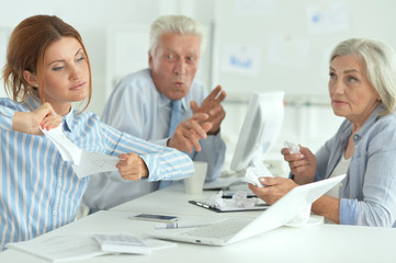 Obraz premium Portrait of group of successful business people in modern office