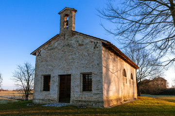 Vecchia chiesa nel borgo disabitato di Rivalta di Pocenia, Udine, Friuli, Italia.