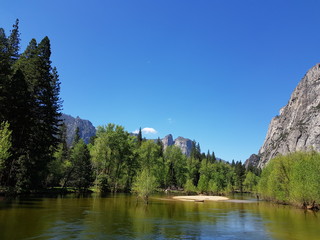 Lake and mountains, Yosemite national park 