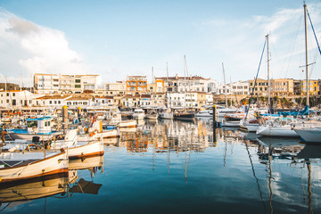 Ciutadella de Menorca en verano atardecer puerto deportivo y calles