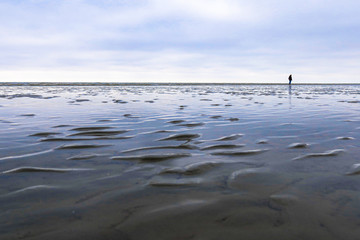 Wattwanderer am Horizont