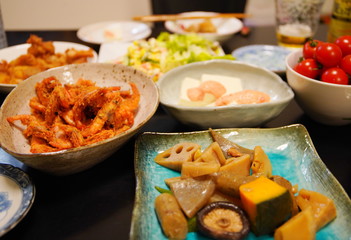 ダイニングテーブルに並んだ家庭料理