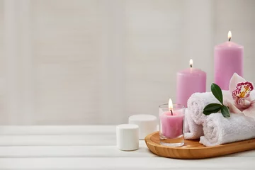 Fototapeten Spa-Produkte mit aromatischen Kerzen, Orchideenblüte und Handtuch auf weißem Holztisch. Beauty Spa-Behandlung und Entspannungskonzept. Platz kopieren © producer