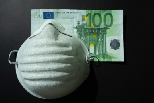 La m&aacute;scara protectora est&aacute; tapando una parte del  billete de 100 euros.