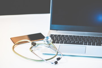 Home Office Medizin - Laptop mit Mundschutz, Stethoskop, Schutz gegen Virus, Infektion, Handy und...