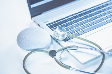 Home Office Medizin - Laptop mit Mundschutz, Stethoskop, Schutz gegen Virus, Infektion, Handy und...