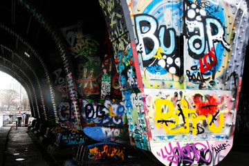 Bahnbrücke mit Graffiti in Wien