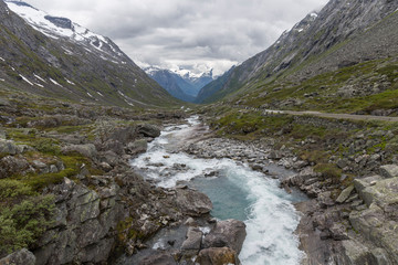 Fototapeta na wymiar river that runs between high mountains of Norway during the summer
