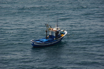 Fototapeta premium petit bateau de pêche sur mer calme 
