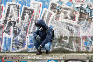 Mann mit Atemschutzmaske in Berlin nach Corona Virus Ausbruch 2020 Pandemie 