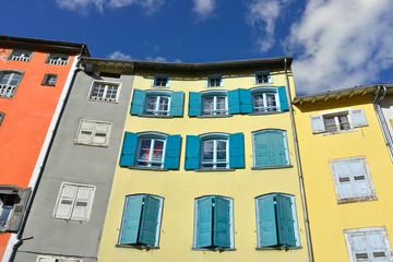 Enfilade de vieux immeubles colorés rue Courrerie et place du plot au Puy-en-Velay (43000),...