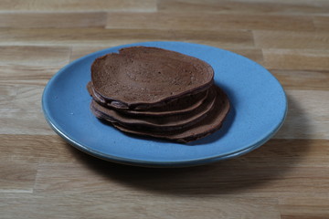 Pancake su piatto blu