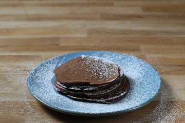 Fototapeta na wymiar Pancake su piatto blu