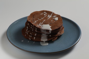 Pancake su piatto blu