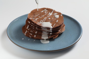 Pancake su piatto blu