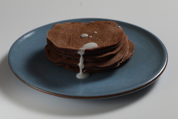 Pancake su piatto blu