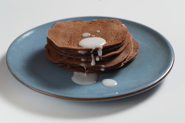 Pancake su piatto blu