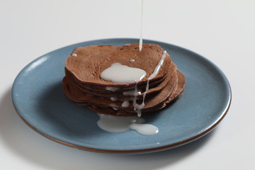 Pancake su piatto blu