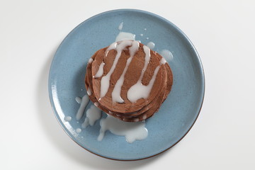 Pancake su piatto blu