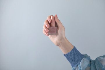 Obraz premium woman hand holding nail varnish