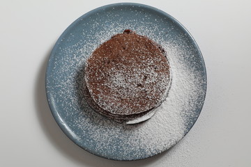 Pancake su piatto blu