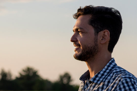 Hombre Sonriente De Perfil En El Campo