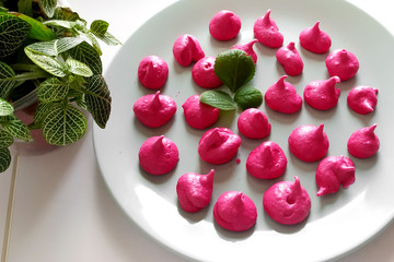 bezy różowe z miętą na talerzu © adr77