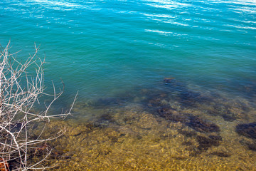 Mar azul esverdeado com rochas submersas