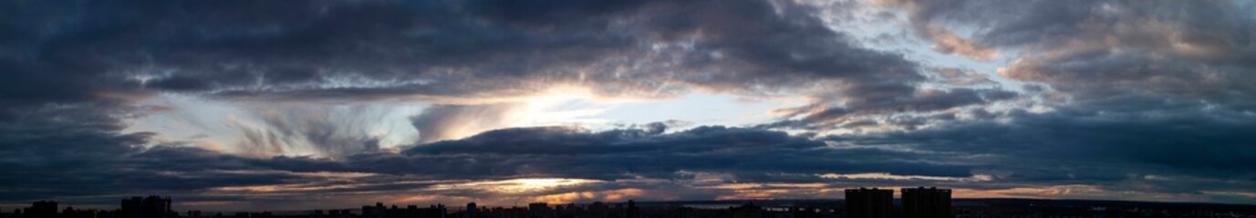 Obraz premium storm over the city