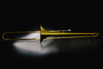 Foto artística de um trombone de vara