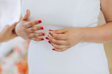 Obraz premium bride placing her wedding ring