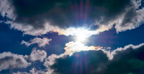 Fototapeta na wymiar the sun shines through the clouds