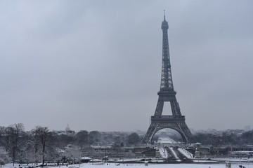 Tour Eiffel enneigée