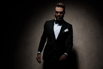 Obraz premium businessman standing and looking at camera serious