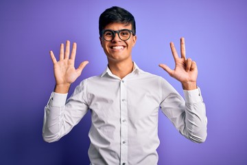 Naklejka premium Young handsome business man wearing shirt and glasses over isolated purple background showing and pointing up with fingers number eight while smiling confident and happy.
