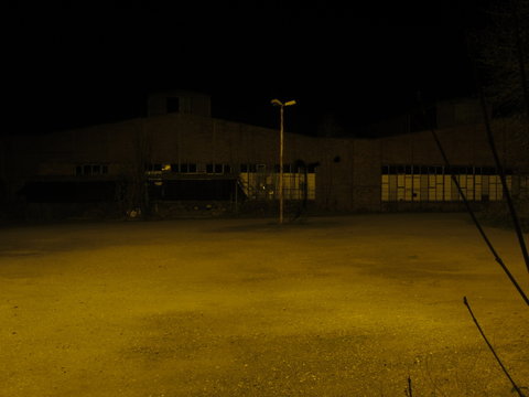 N&auml;chtliche Ruine im gelben Lichtschein